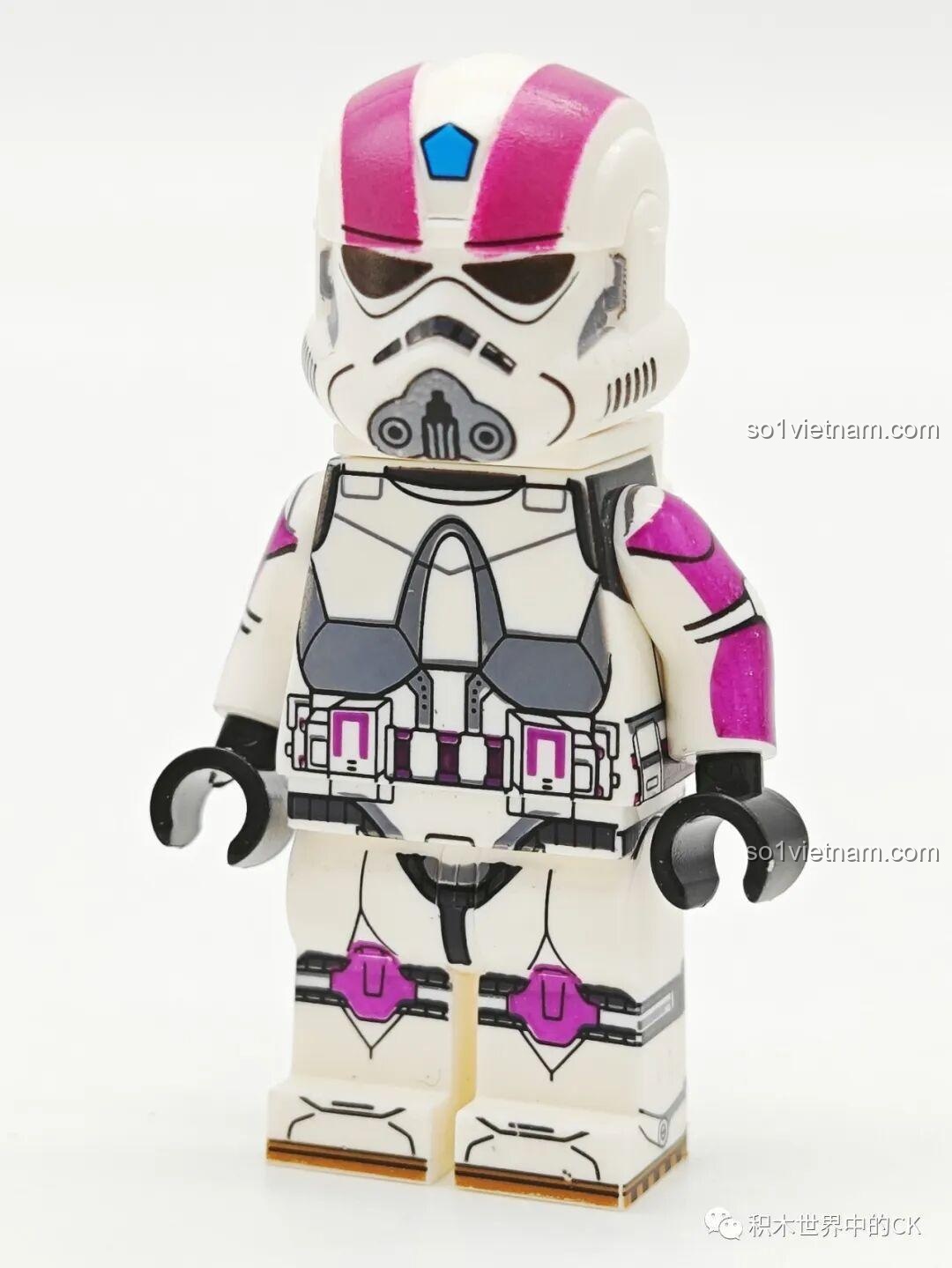 WM2254 Clone Engineer, một minifigure Star Wars từ bộ WM6127, với mũ bảo hiểm trắng hồng và chi tiết áo giáp tinh xảo.