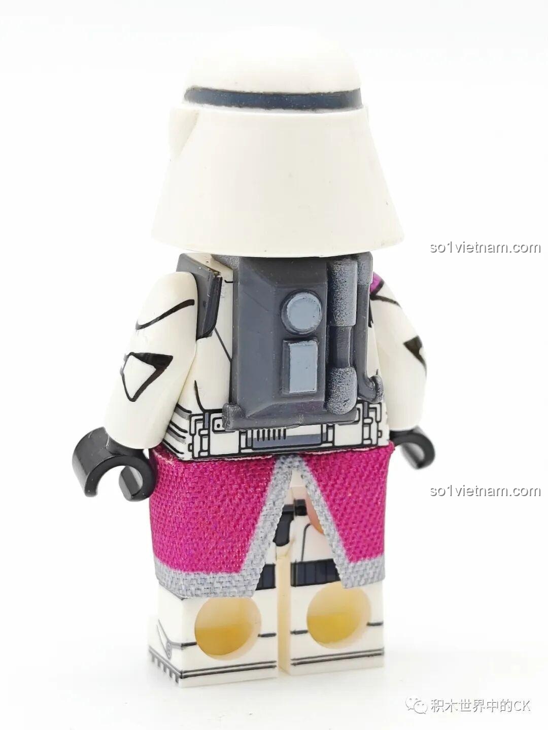 Mặt sau của Commander Bacara WM2255, chi tiết ba lô và áo giáp của minifigure Star Wars WM6127.