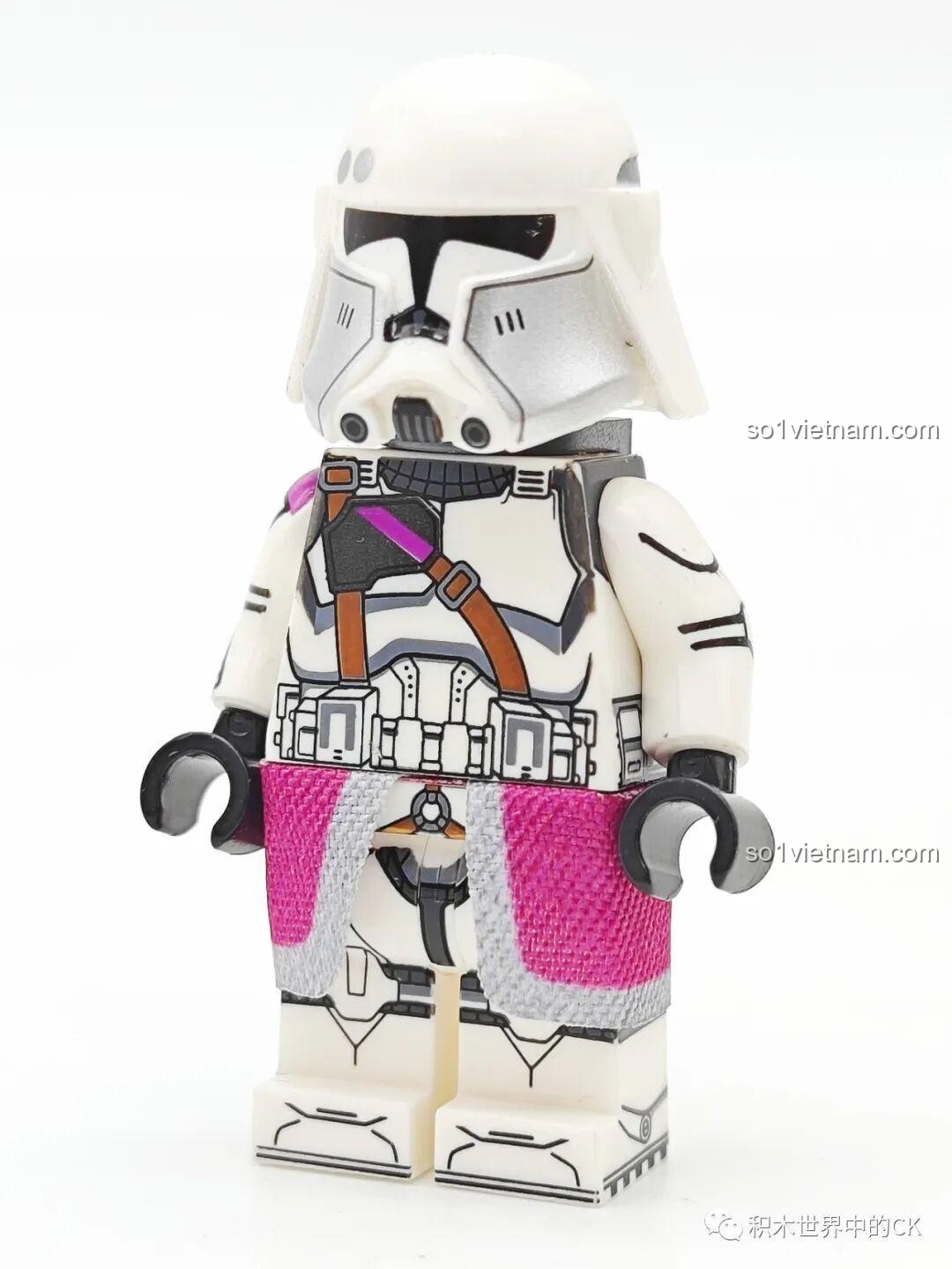 Commander Bacara WM2255, một minifigure Star Wars từ bộ WM6127, với áo giáp trắng và váy vải hồng.