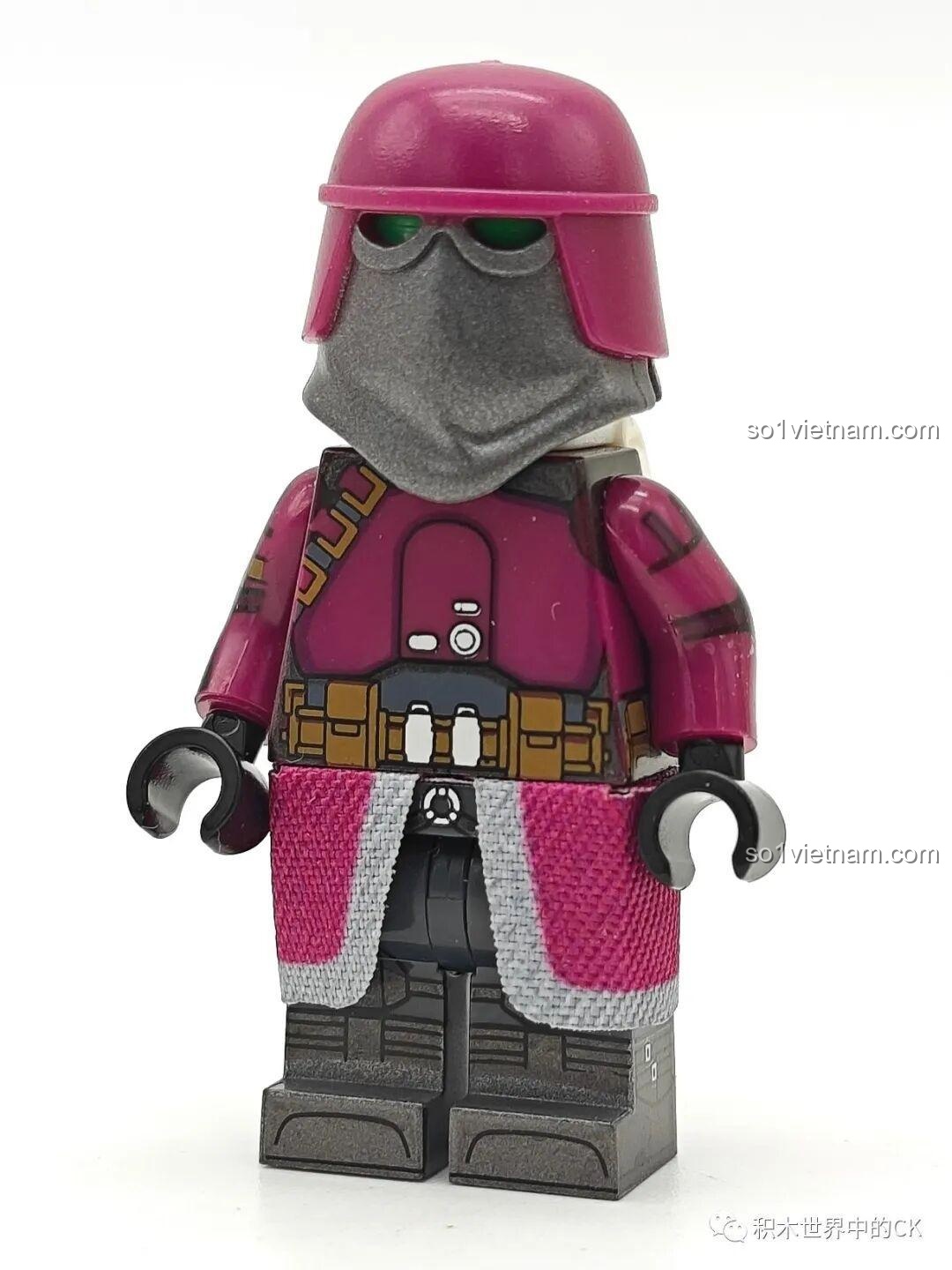 WM2256 Elite Nova Corps Marine, một minifigure Star Wars từ bộ WM6127, với mũ bảo hiểm hồng đậm và mặt nạ xám.