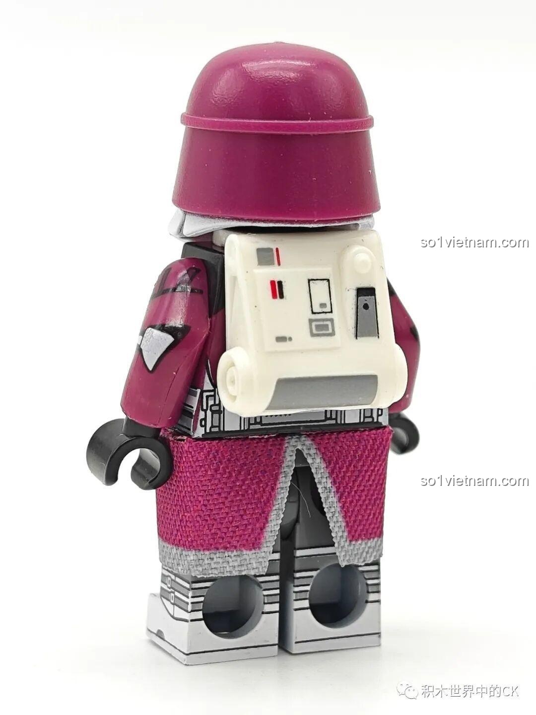 Mặt sau của WM2251 Nova Corps Marine Team 4, thể hiện chi tiết ba lô và áo giáp của minifigure Star Wars WM6127.