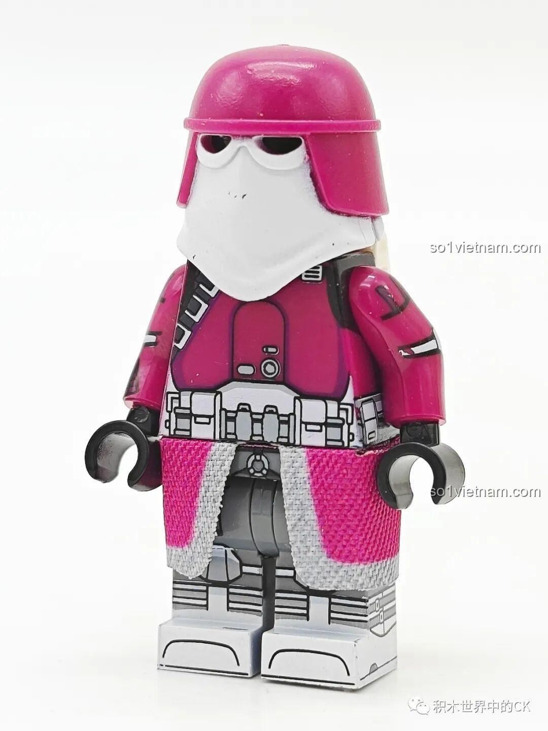 Cận cảnh WM2251 Nova Corps Marine Team 4, một minifigure Star Wars từ bộ WM6127 với áo giáp đỏ rượu vang và váy vải.