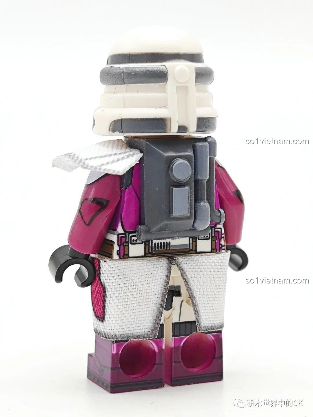 Mặt sau của WM2257 Paratrooper, chi tiết ba lô và áo choàng của minifigure Star Wars WM6127.