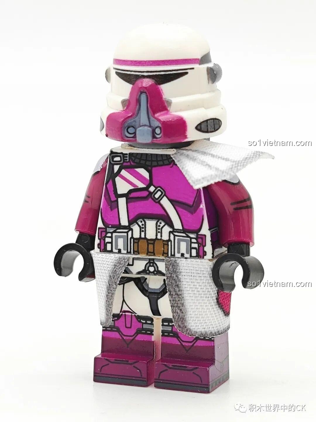 WM2257 Paratrooper, một minifigure Star Wars từ bộ WM6127, với áo giáp trắng hồng và áo choàng vải.