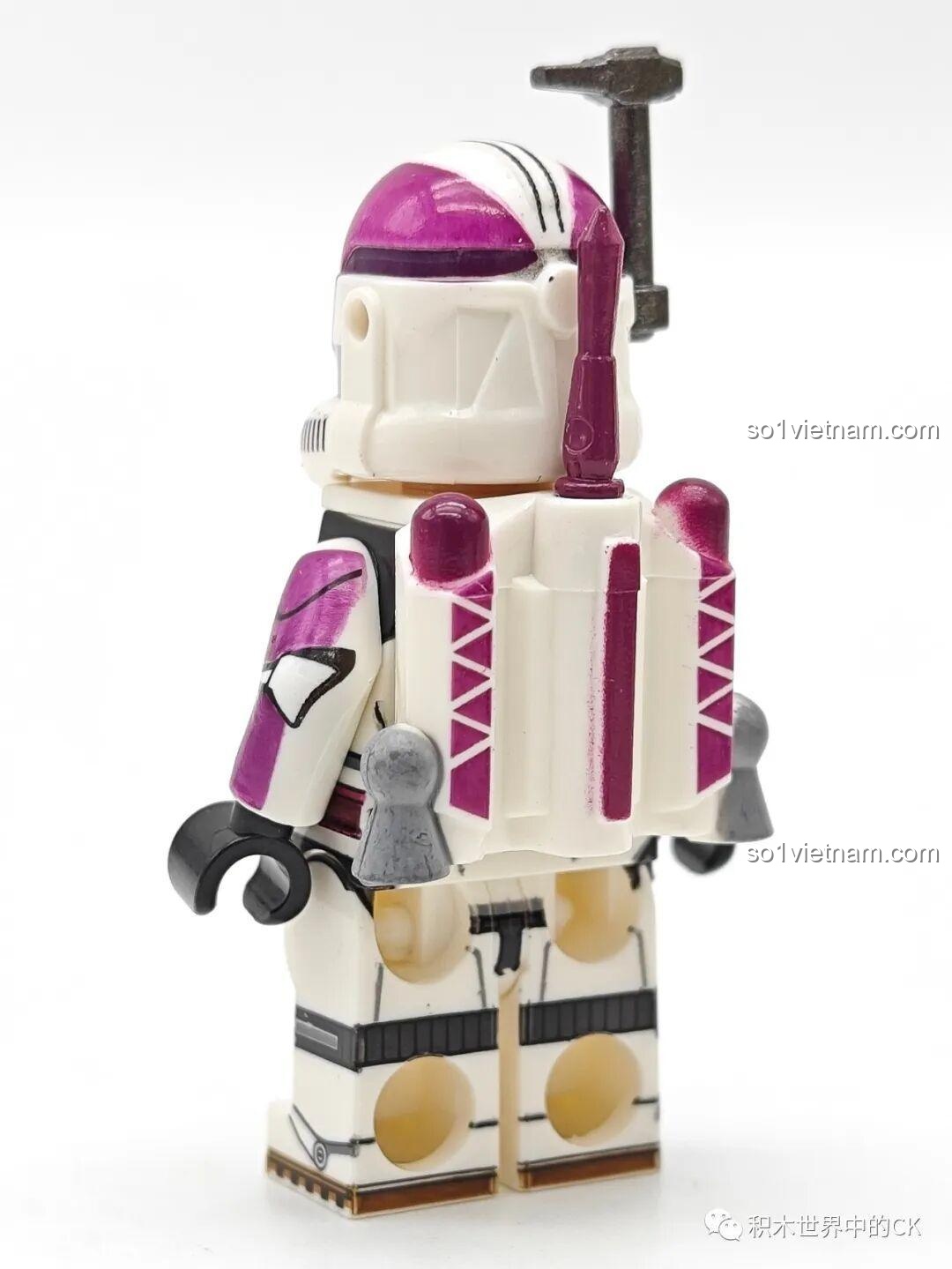 WM2258 Trooper Squad 2 khi tháo mũ bảo hiểm, lộ diện khuôn mặt Clone Trooper chân thực của minifigure Star Wars WM6127.