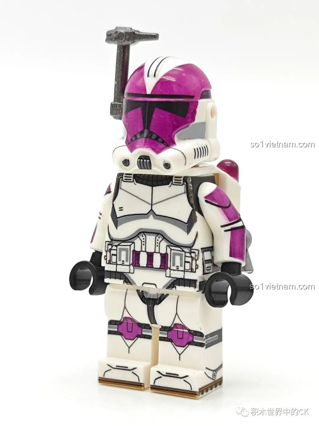 WM2258 Trooper Squad 2, một minifigure Star Wars từ bộ WM6127, với mũ bảo hiểm tím và ba lô phản lực.