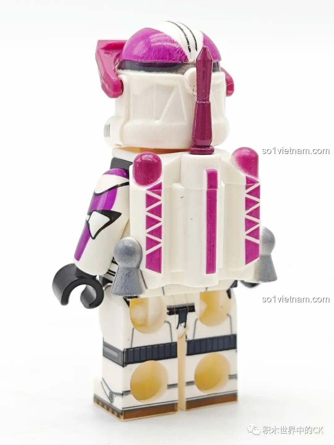 Mặt sau của WM2252 Trooper Squad 3, nổi bật với ba lô phản lực của minifigure Star Wars WM6127.