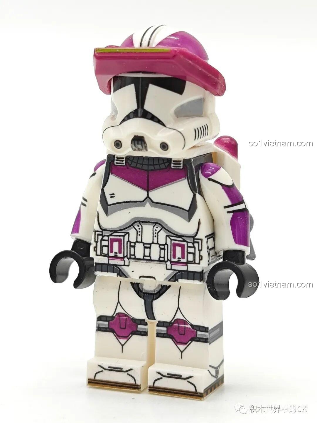 WM2252 Trooper Squad 3, một minifigure Star Wars từ bộ WM6127, với áo giáp trắng và điểm nhấn hồng tím.