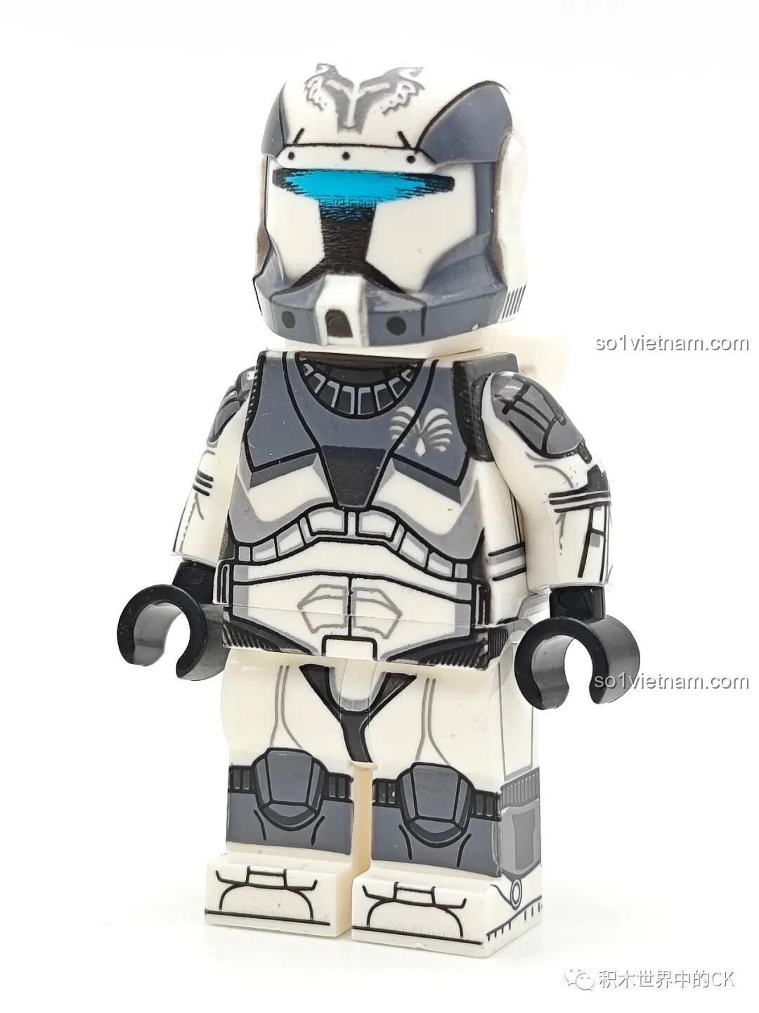 Cận cảnh mặt trước Minifigure Wolf Regiment Commandos WM2266 trong bộ WM6128, với giáp độc đáo và đèn hiệu xanh.