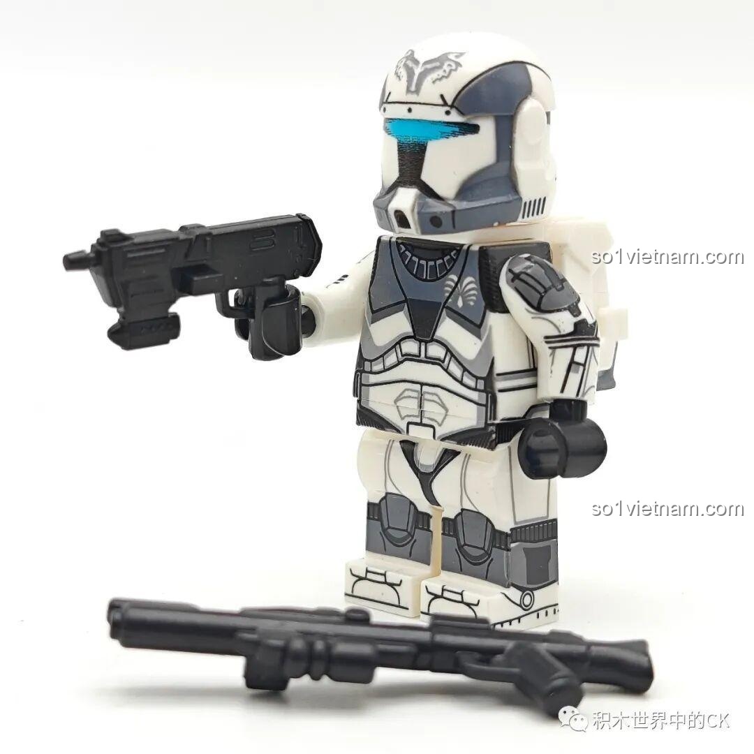 Minifigure Wolf Regiment Commandos WM2266 của bộ WM6128 Lính Clone Wolfpack cầm súng blaster, sẵn sàng tham gia nhiệm vụ.
