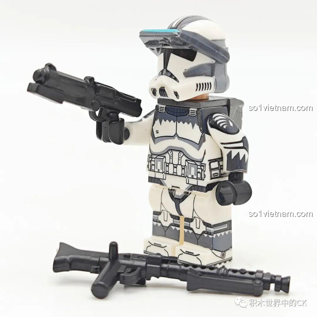 Minifigure Wolfpack Sergeant WM2262 của bộ WM6128 Lính Clone Wolfpack cầm súng blaster, sẵn sàng chỉ huy.