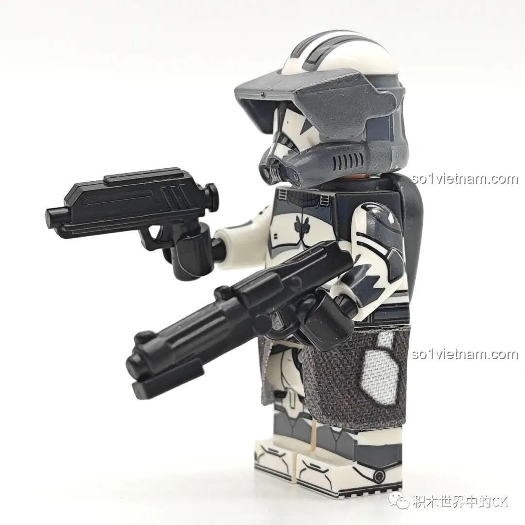 Minifigure Wolves Commander WM2264 của bộ WM6128 Lính Clone Wolfpack cầm súng blaster, sẵn sàng chỉ huy đội quân.