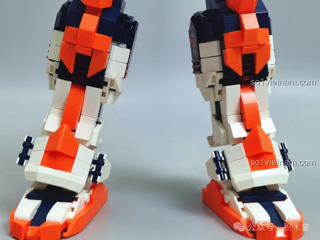 Cận cảnh chi tiết bàn chân của mecha chiến binh WOMA C4005 Thiên Khung Giải Phóng Giả, với thiết kế chắc chắn và các mảnh ghép màu cam nổi bật.