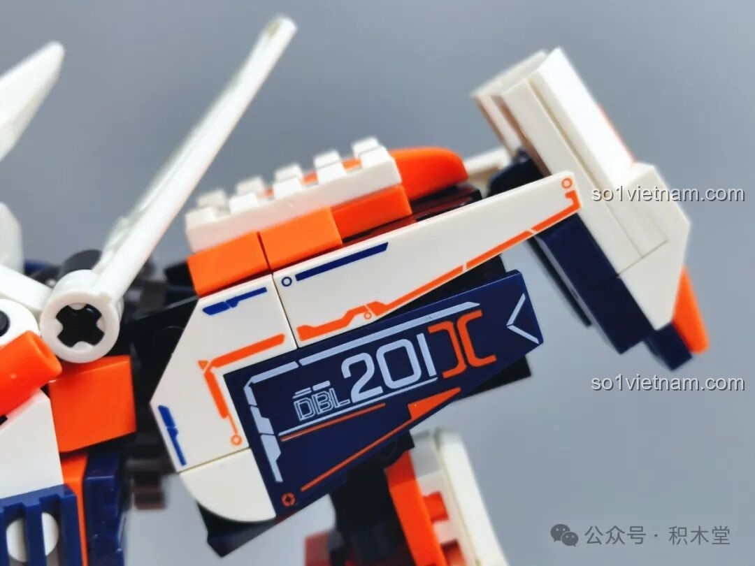 Cận cảnh chi tiết vai của mecha chiến binh WOMA C4005 Thiên Khung Giải Phóng Giả, với các họa tiết in ấn rõ ràng và thiết kế giáp mạnh mẽ.