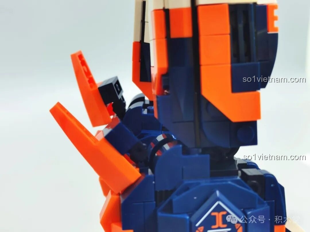 Mô hình WOMA C4005 Thiên Khung Giải Phóng Giả cầm cả súng blaster lớn và súng nhỏ, thể hiện sự đa dạng về vũ khí và khả năng chiến đấu linh hoạt.