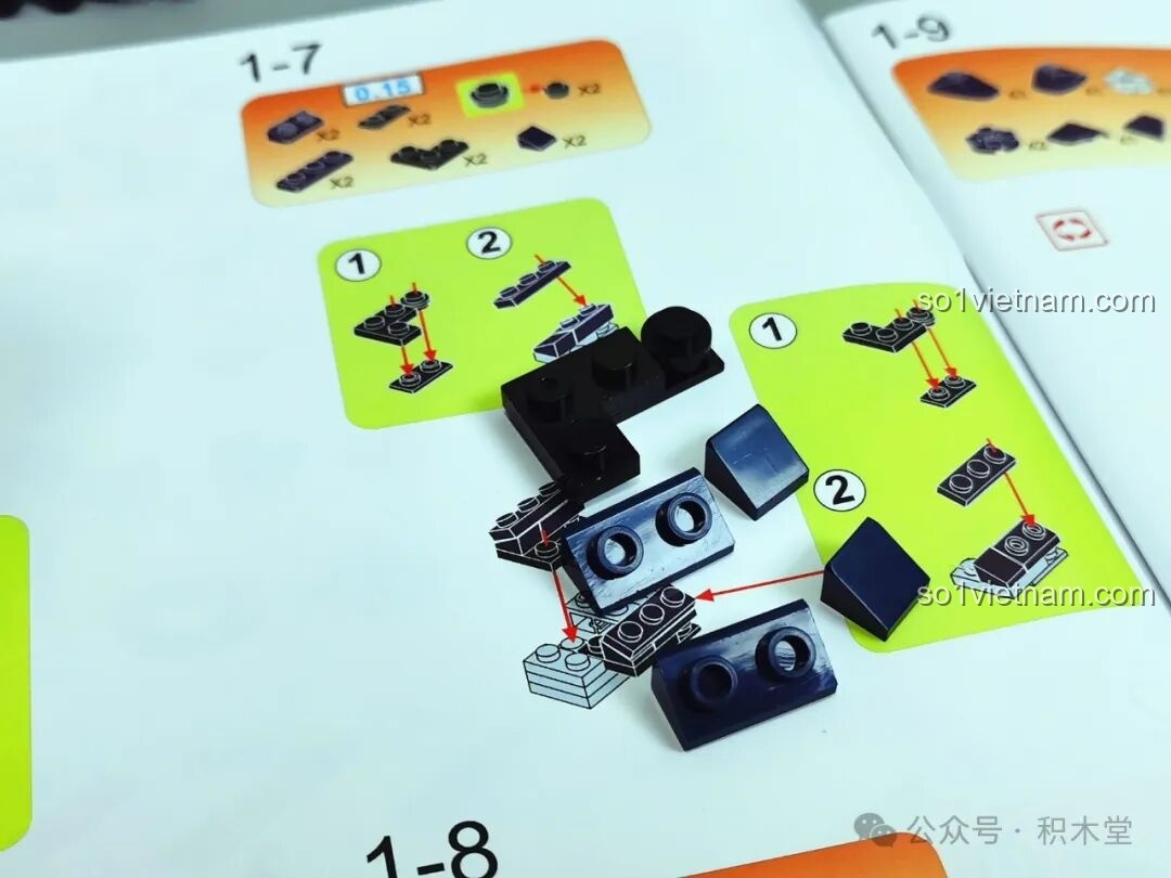 Một trang hướng dẫn lắp ráp của WOMA C4005 Thiên Khung Giải Phóng Giả, minh họa các bước ghép nối mảnh đen và xanh đậm, tuy nhiên màu sắc in hơi khó phân biệt.