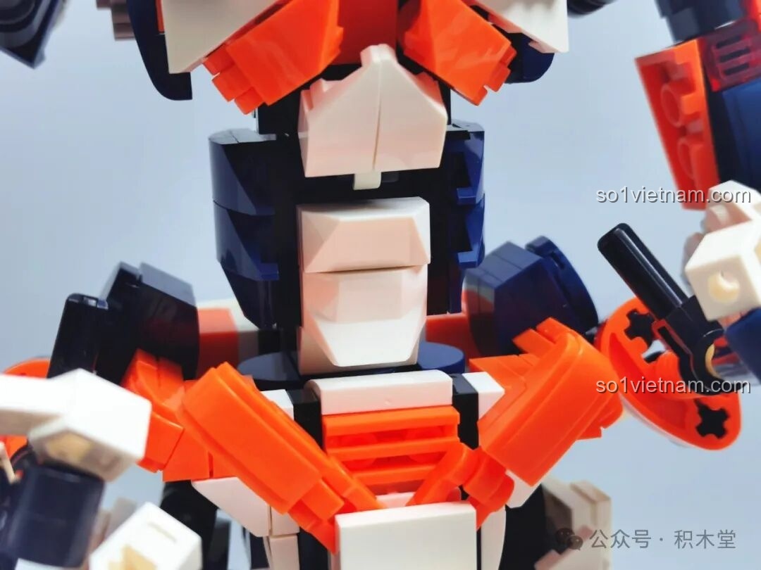 Cận cảnh khớp vai của WOMA C4005 Thiên Khung Giải Phóng Giả, thể hiện cấu trúc bên trong và cách các mảnh ghép kết nối, tuy nhiên khớp này có thể hơi lỏng lẻo.