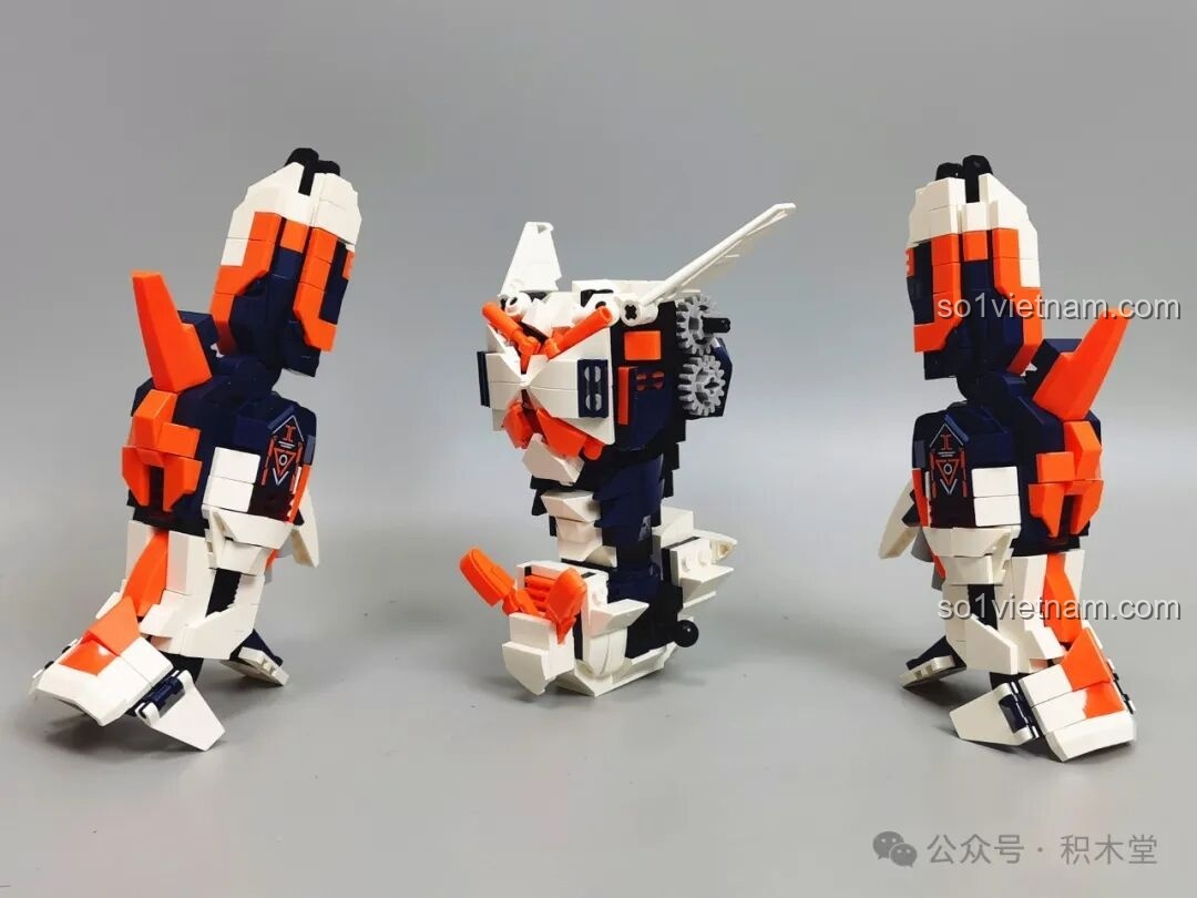 Ba góc nhìn khác nhau của phần thân và chân đang được lắp ráp của WOMA C4005 Thiên Khung Giải Phóng Giả, thể hiện sự tiến triển trong quá trình xây dựng mô hình.