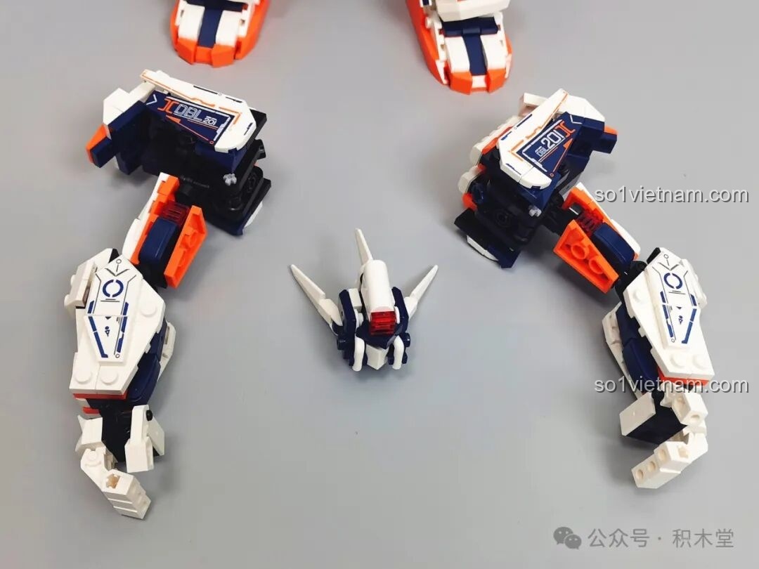 Các bộ phận đầu và tay của WOMA C4005 Thiên Khung Giải Phóng Giả được lắp ráp riêng biệt, chuẩn bị ghép nối vào thân chính, thể hiện sự phức tạp trong cấu trúc.