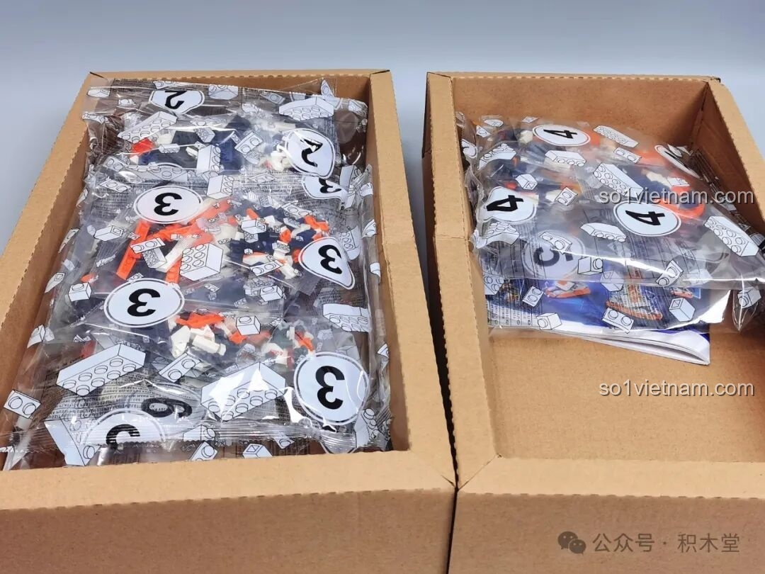 Hai hộp nhỏ bên trong hộp lớn của bộ lắp ghép WOMA C4005 Thiên Khung Giải Phóng Giả, chứa các túi mảnh ghép được phân loại gọn gàng theo từng bước lắp ráp.