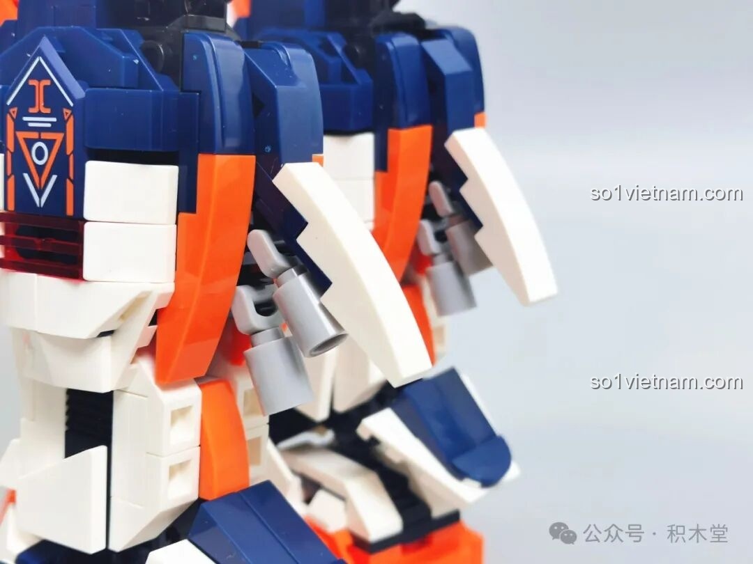 Mô hình WOMA C4005 Thiên Khung Giải Phóng Giả trong tư thế cầm súng blaster lớn, thể hiện sự mạnh mẽ và sẵn sàng chiến đấu của mecha chiến binh.