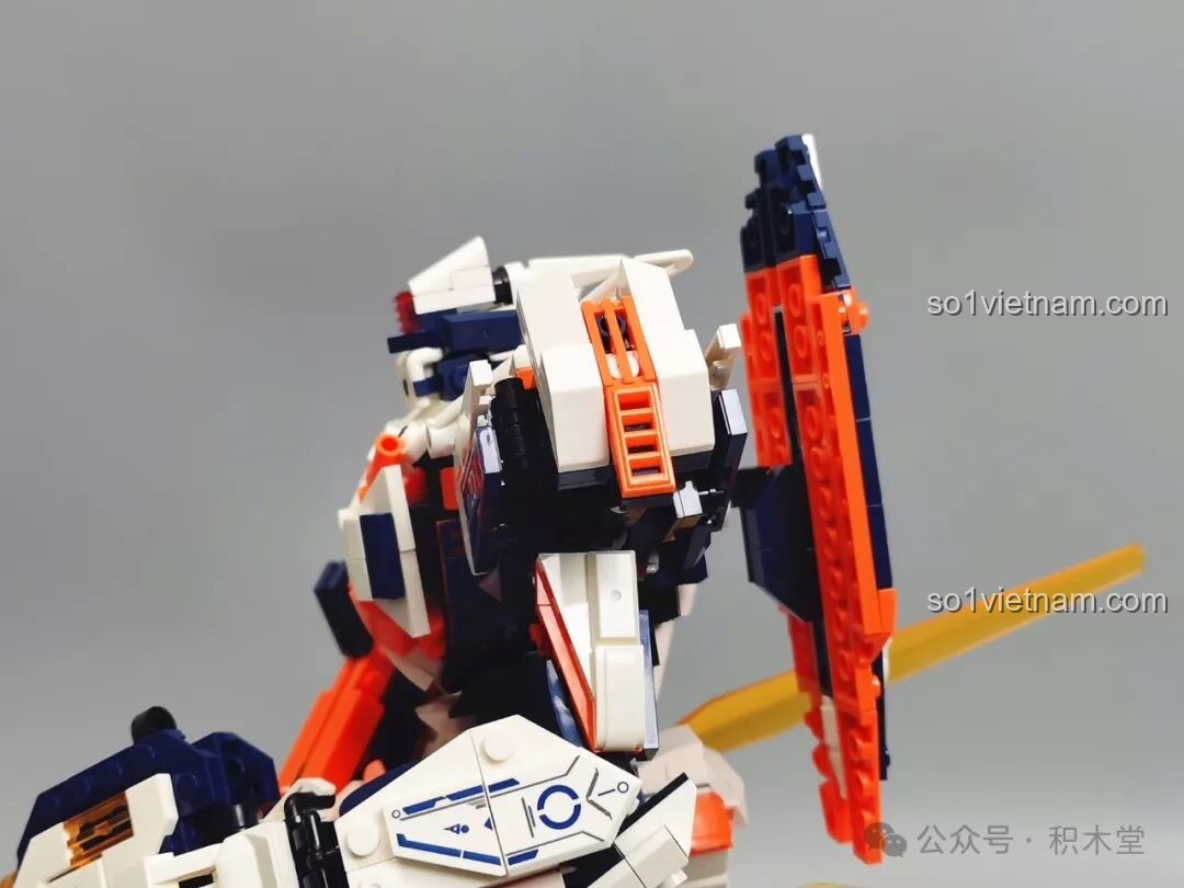 Mô hình WOMA C4005 Thiên Khung Giải Phóng Giả đã hoàn thành với đầy đủ vũ khí: súng blaster, kiếm ánh sáng và khiên năng lượng, tạo dáng mạnh mẽ và ấn tượng.