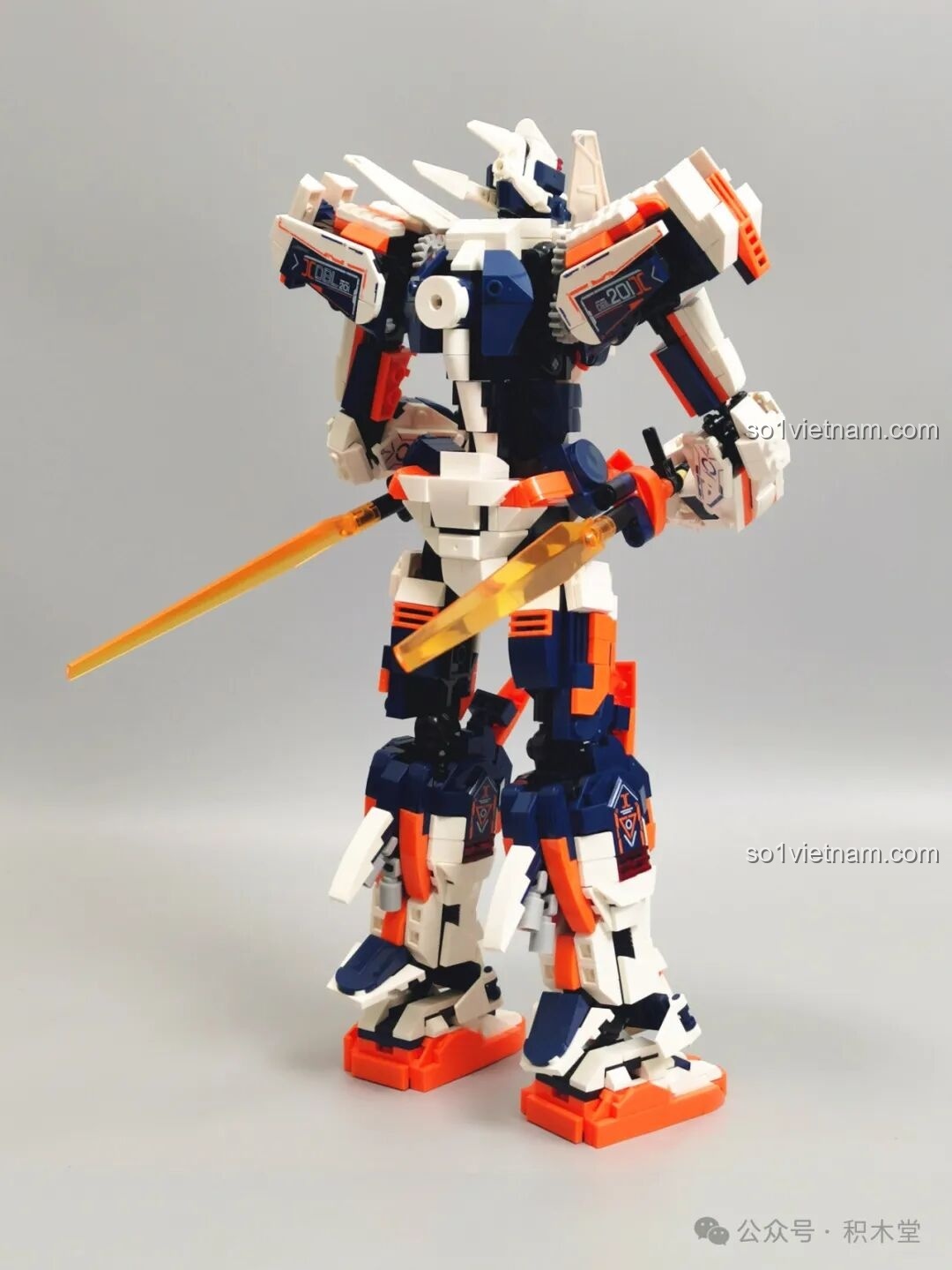 Mecha chiến binh WOMA C4005 Thiên Khung Giải Phóng Giả cầm hai kiếm ánh sáng, tạo dáng mạnh mẽ và cân đối, khoe trọn vẻ đẹp của mô hình lắp ráp.