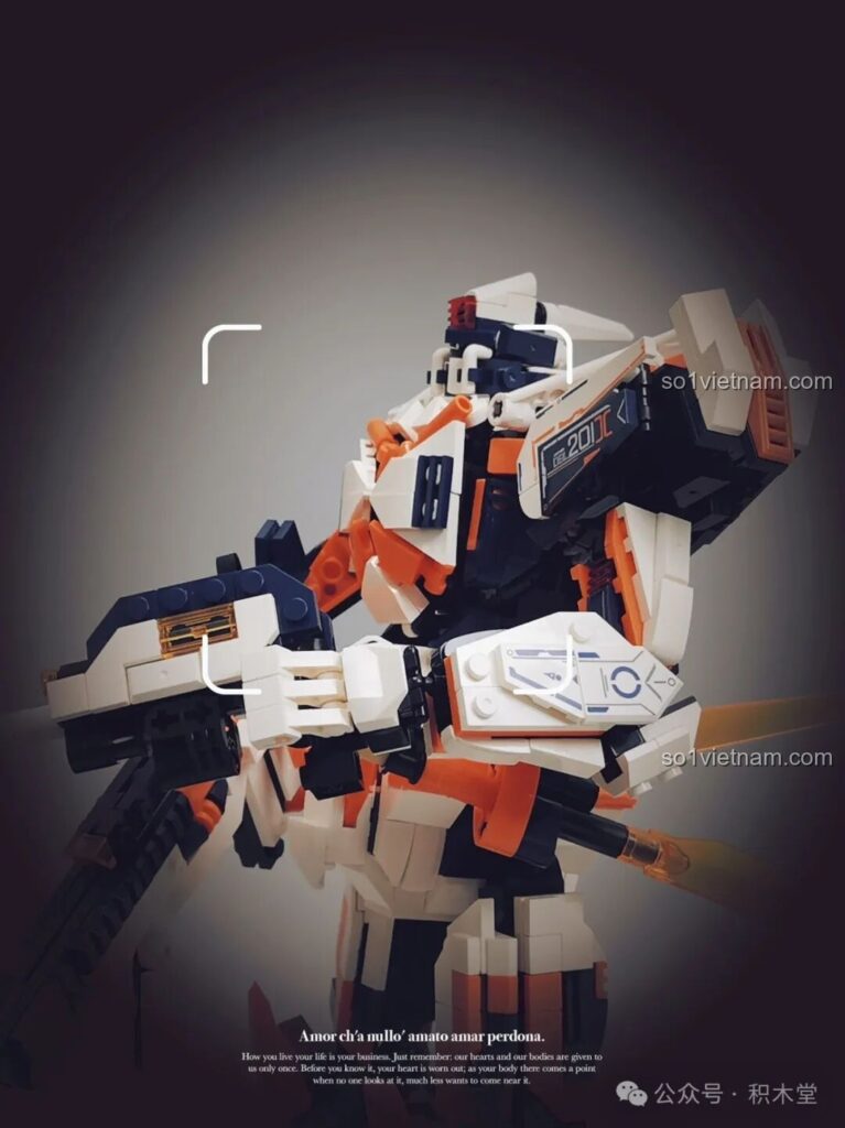 Hình ảnh mecha chiến binh WOMA C4005 Thiên Khung Giải Phóng Giả trong tư thế chiến đấu dũng mãnh, sẵn sàng hành động, thể hiện sự mạnh mẽ và uy lực của mô hình lắp ráp.