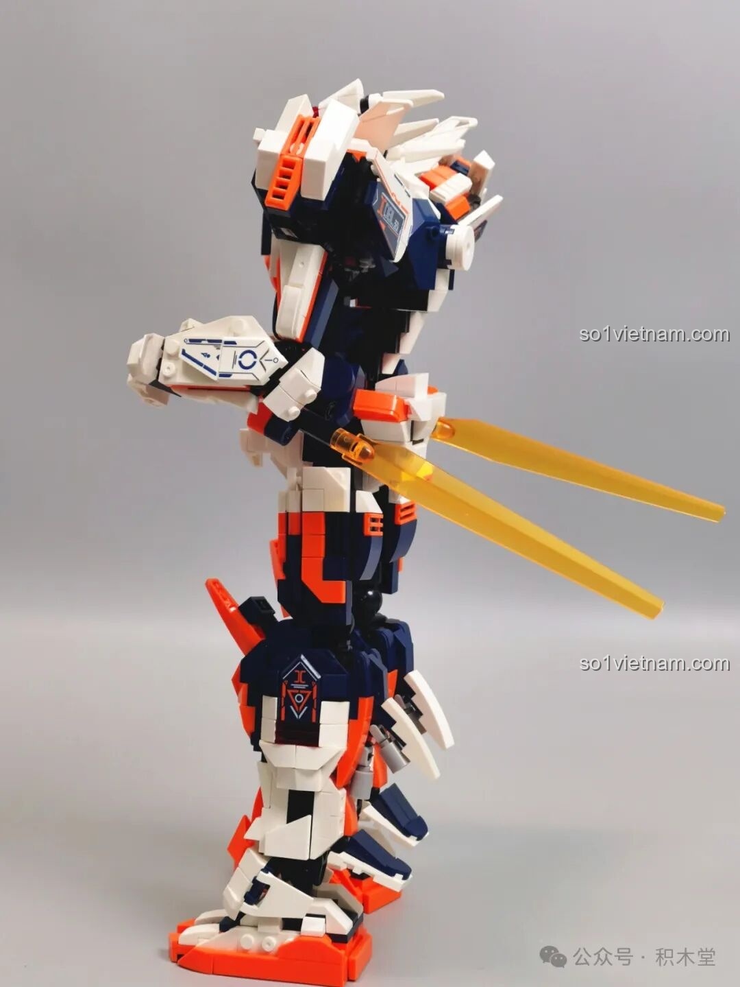 Mô hình WOMA C4005 Thiên Khung Giải Phóng Giả cầm súng blaster và kiếm ánh sáng, tạo dáng chiến đấu mạnh mẽ, sẵn sàng đối mặt với mọi kẻ thù.