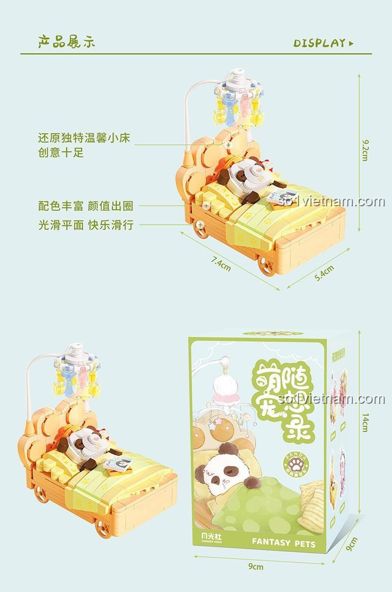 Ảnh thể hiện kích thước của bộ xếp hình Giường ngủ di động của gấu trúc và hộp đựng. Mô hình cao 9.2cm, dài 7.4cm, rộng 5.4cm. Hộp cao 14cm, rộng 9cm.