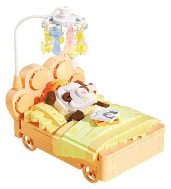 Ảnh chụp chính diện bộ lắp ghép Gấu trúc ngủ trên giường Wonder Moon 802025. Mô hình xe nôi màu vàng kem với chú gấu trúc đáng yêu đang ngủ, phù hợp cho con gái 14 tuổi.