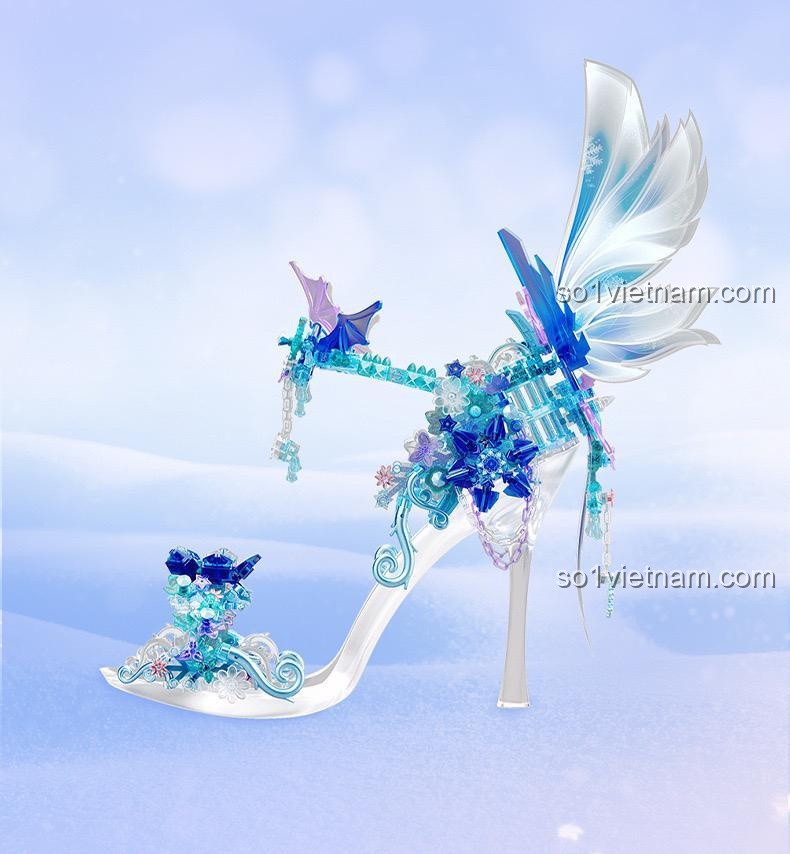 Wonder Moon 804245 Giày Pha Lê, mô hình giày pha lê trong khung cảnh tuyết trắng, thiết kế độc đáo, phù hợp bé gái 0 tuổi, siêu tiết kiệm.