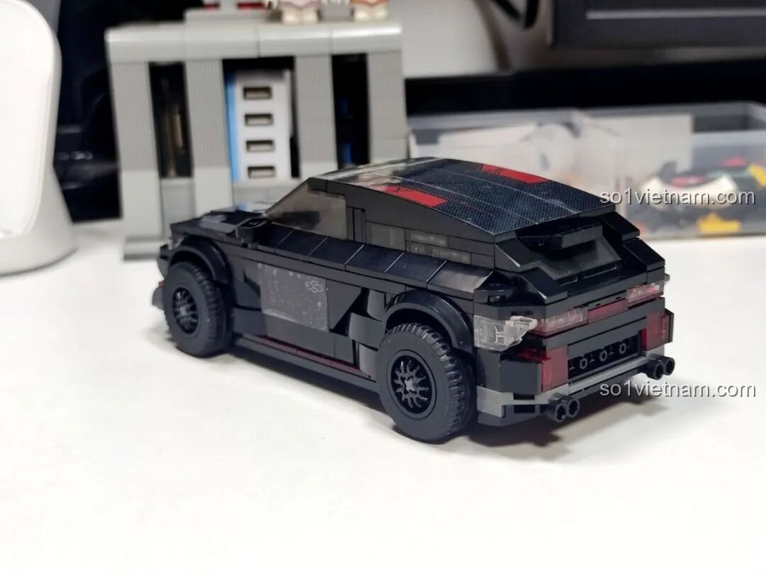 Một góc nhìn khác từ phía sau của mô hình xe SUV Xbert 66006 WILD BISON, nhấn mạnh sự vững chãi.