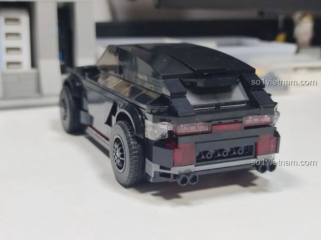 Phần đuôi xe Xbert 66006 WILD BISON từ góc thấp, cho thấy chi tiết gầm và bánh xe.