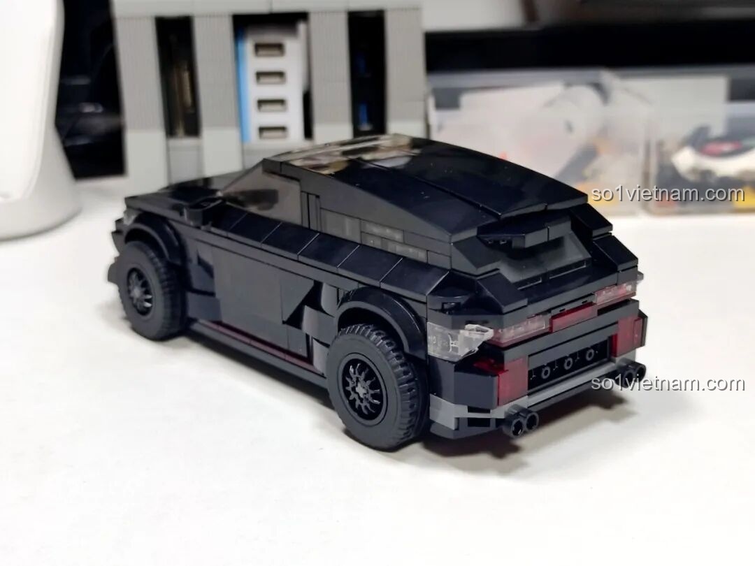 Phần đuôi xe SUV Xbert 66006 WILD BISON hoàn chỉnh với đèn hậu và ống xả kép thể thao.