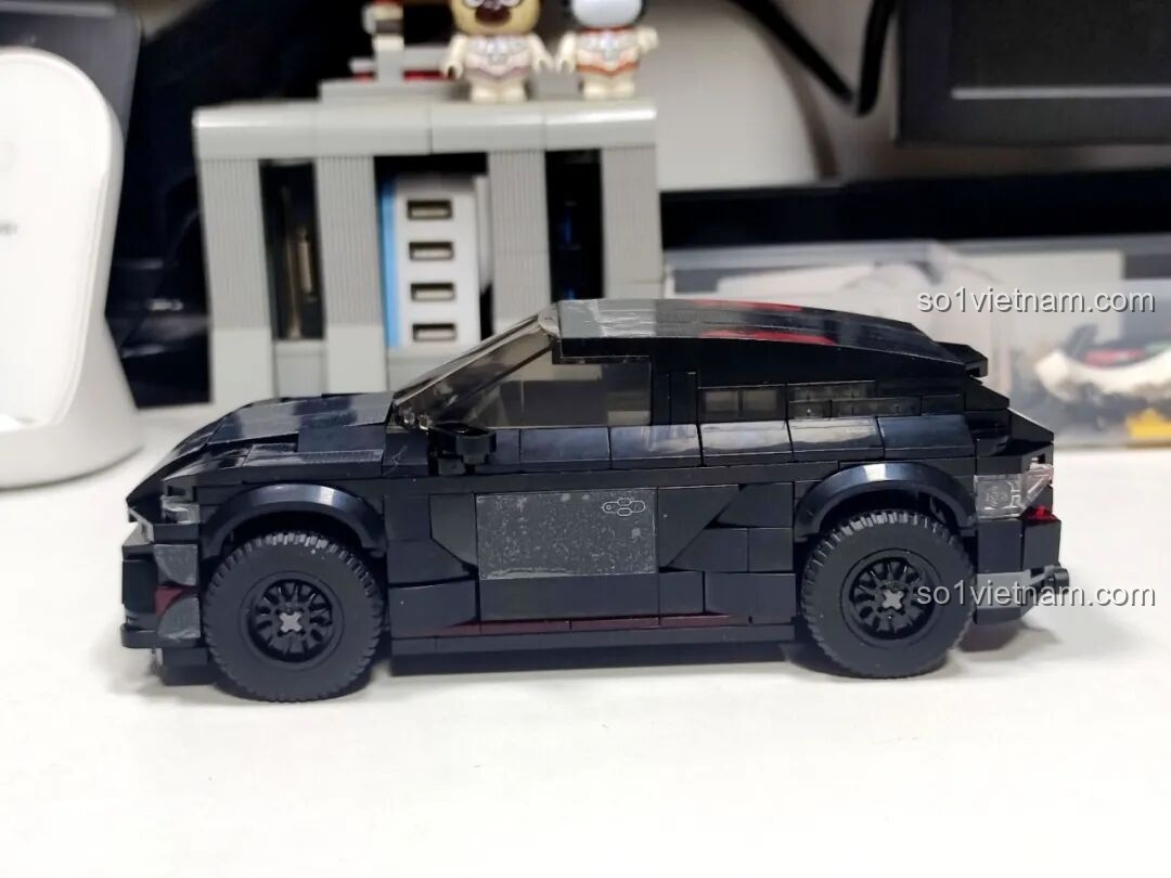 Góc nhìn từ trên xuống của mô hình xe SUV Xbert 66006 WILD BISON, nổi bật mui xe.