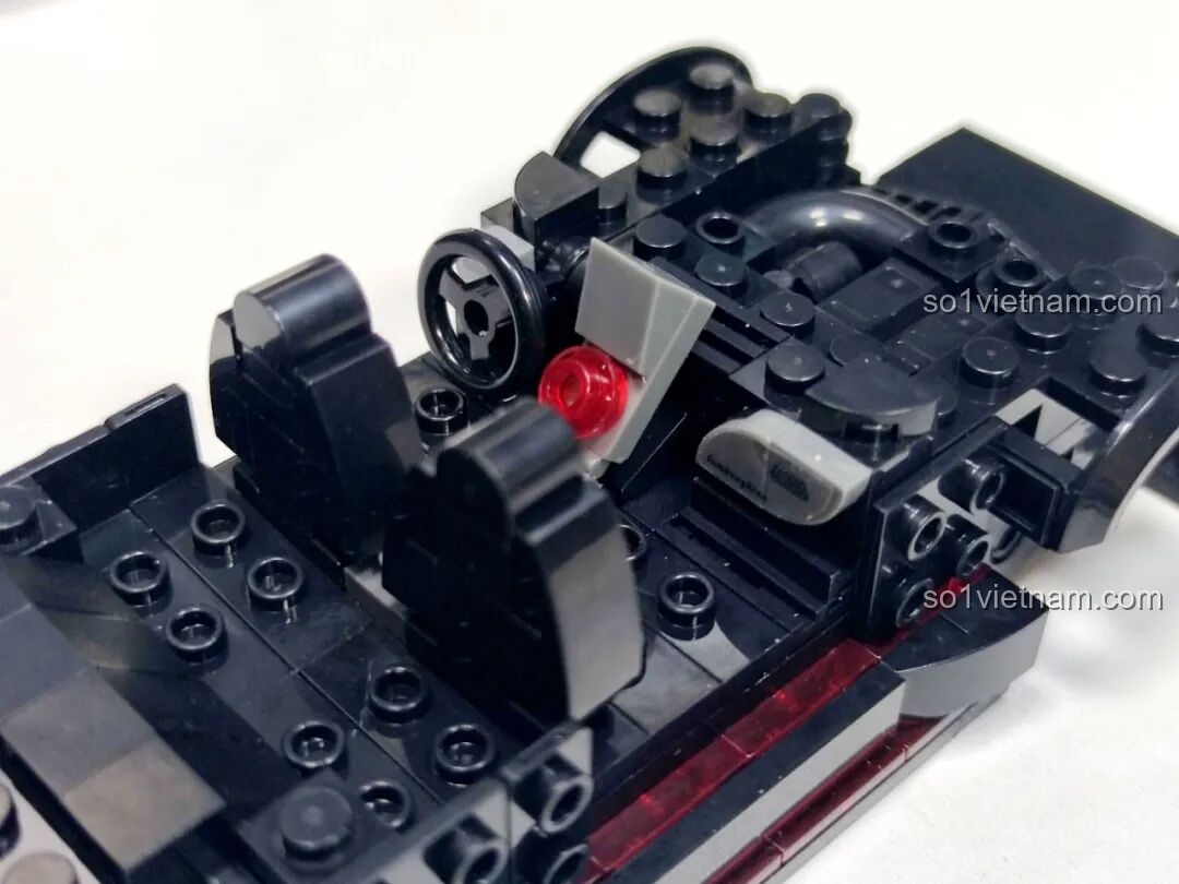 Chi tiết nội thất bên trong mô hình xe SUV Xbert 66006 WILD BISON với vô lăng và ghế ngồi.