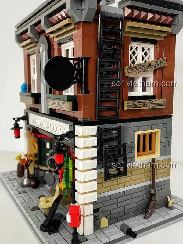 Poster quảng cáo bộ lắp ráp Xbert 66055, thể hiện chi tiết mặt tiền và các tầng có thể tách rời.