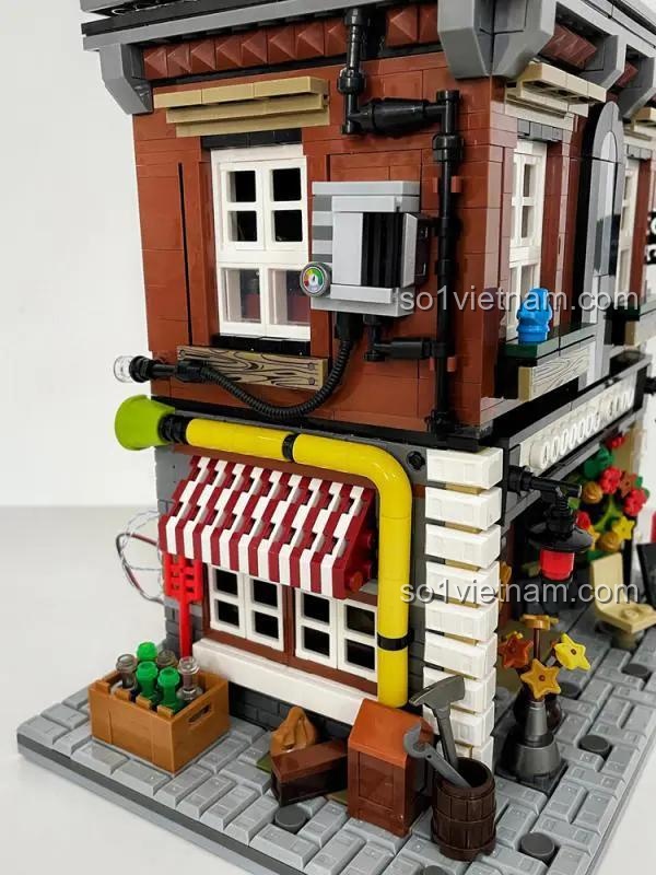 Bộ đèn LED đi kèm sản phẩm Xbert 66055 Mô hình nhà phố cổ điển, bao gồm đèn, dây và hộp pin AA.