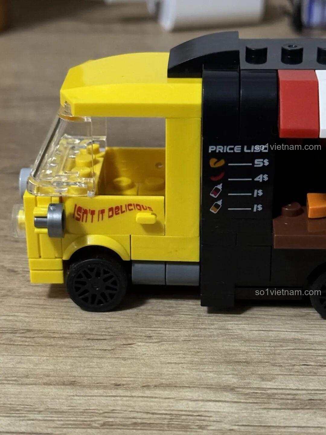 Cận cảnh mặt bên phải của Decool 22046 Xe Tải Bán Đồ Ăn Di Động đã lắp ráp, thể hiện chi tiết thân xe.