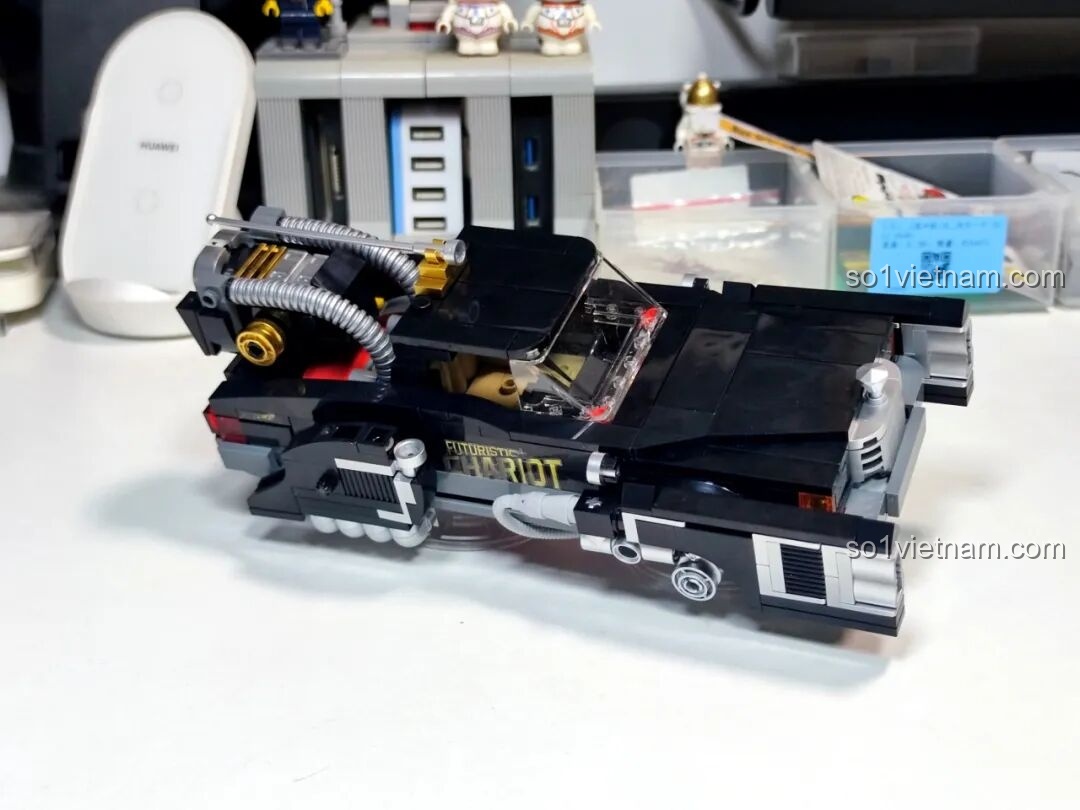 Góc nhìn khác của xe bay Pinbo PB8827 bên trong hộp trưng bày, một vật trang trí tuyệt vời cho góc học tập.