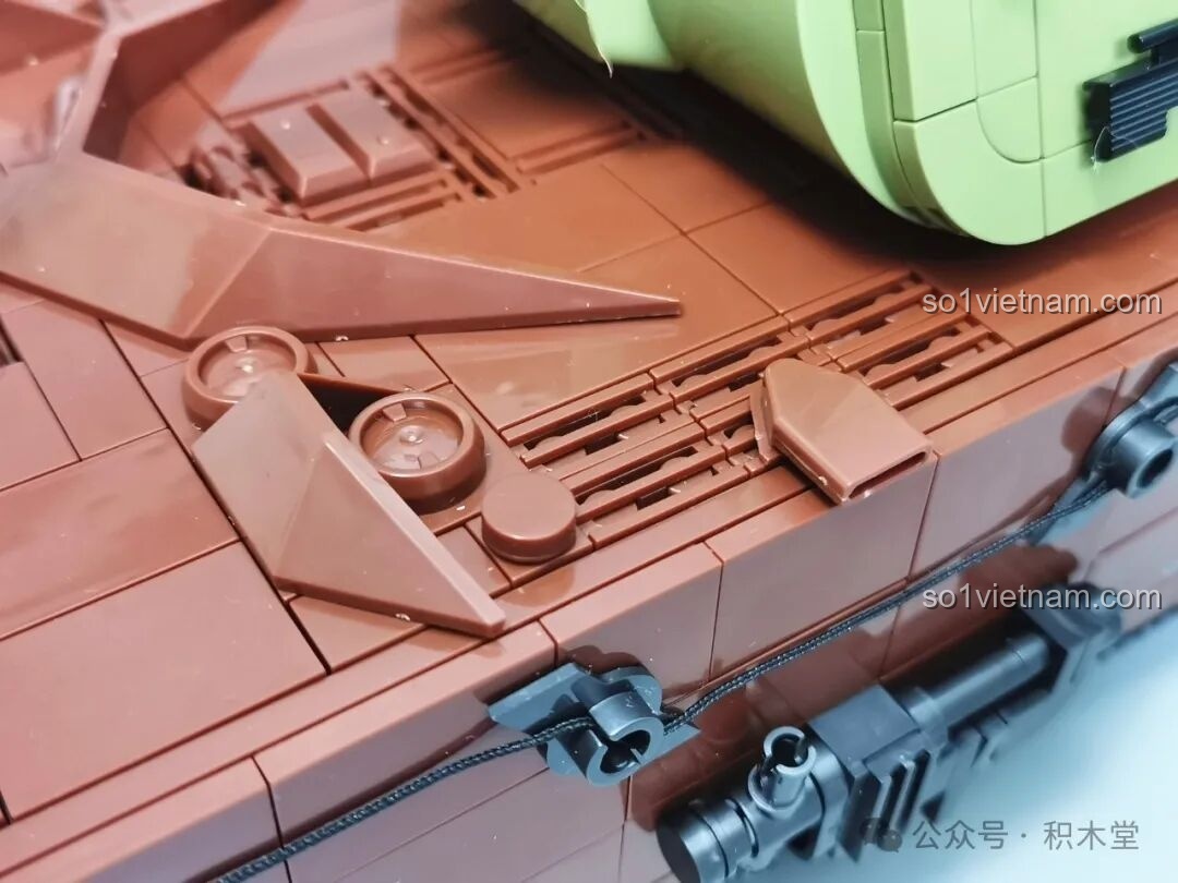 Cận cảnh xe bom điều khiển từ xa Goliath của bộ Xe Tăng Maus 12GO 98002, chi tiết bánh xích.