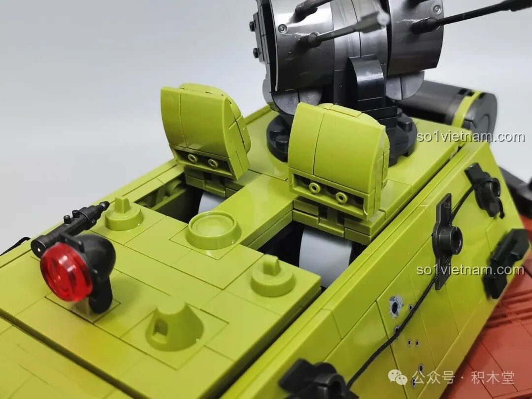 Xe bom điều khiển từ xa Goliath gắn ở đuôi xe tăng Maus 12GO 98002, gợi nhớ drone tự sát hiện đại.