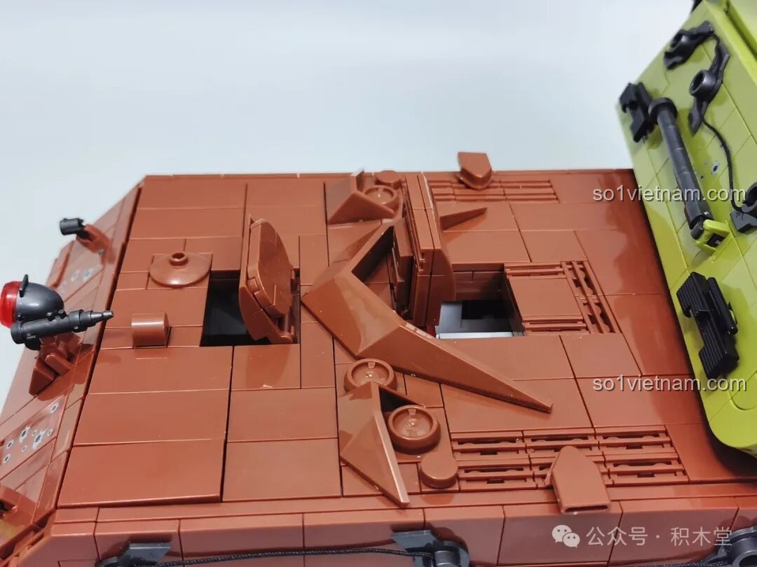 Xe bom điều khiển từ xa Goliath tách rời khỏi xe tăng Maus 12GO 98002, có thể chơi độc lập.