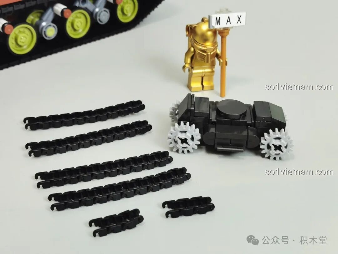 Xe bom điều khiển từ xa Goliath được gắn ở đuôi xe tăng Maus 12GO 98002, một chi tiết độc đáo.