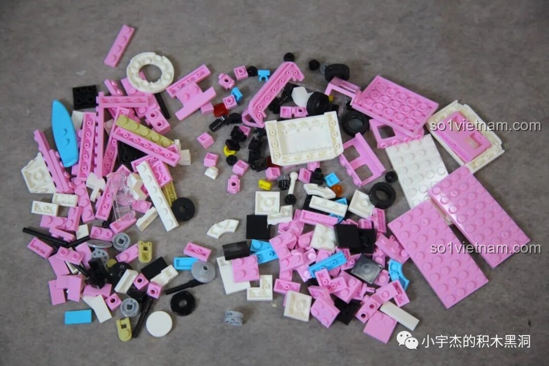 Nhìn từ bên hông, xe bus mini Sembo 714511 có dán hình gấu và thỏ dễ thương, màu sắc ngọt ngào.