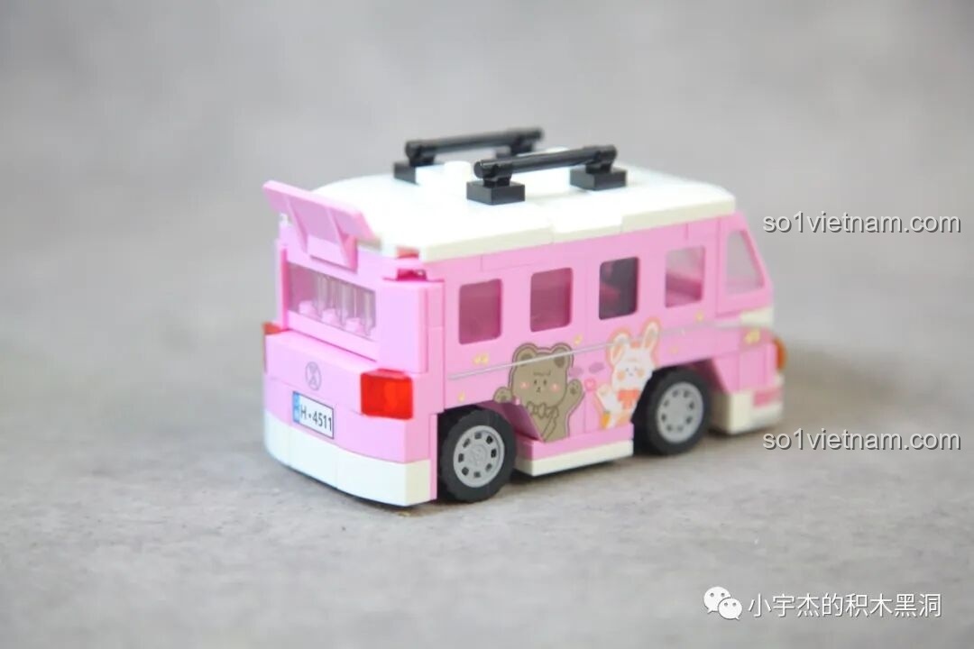 Xe bus mini Sembo 714511 được trang bị thêm một tấm ván lướt sóng màu xanh trên giá nóc.