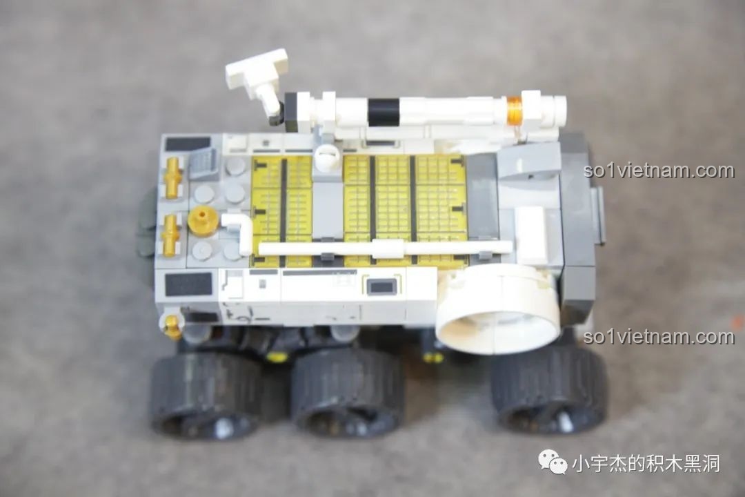 Xe Di Động Căn Cứ Mặt Trăng SEMBO 107106 cùng 2 minifigures phi hành gia, tạo cảnh quan sống động.