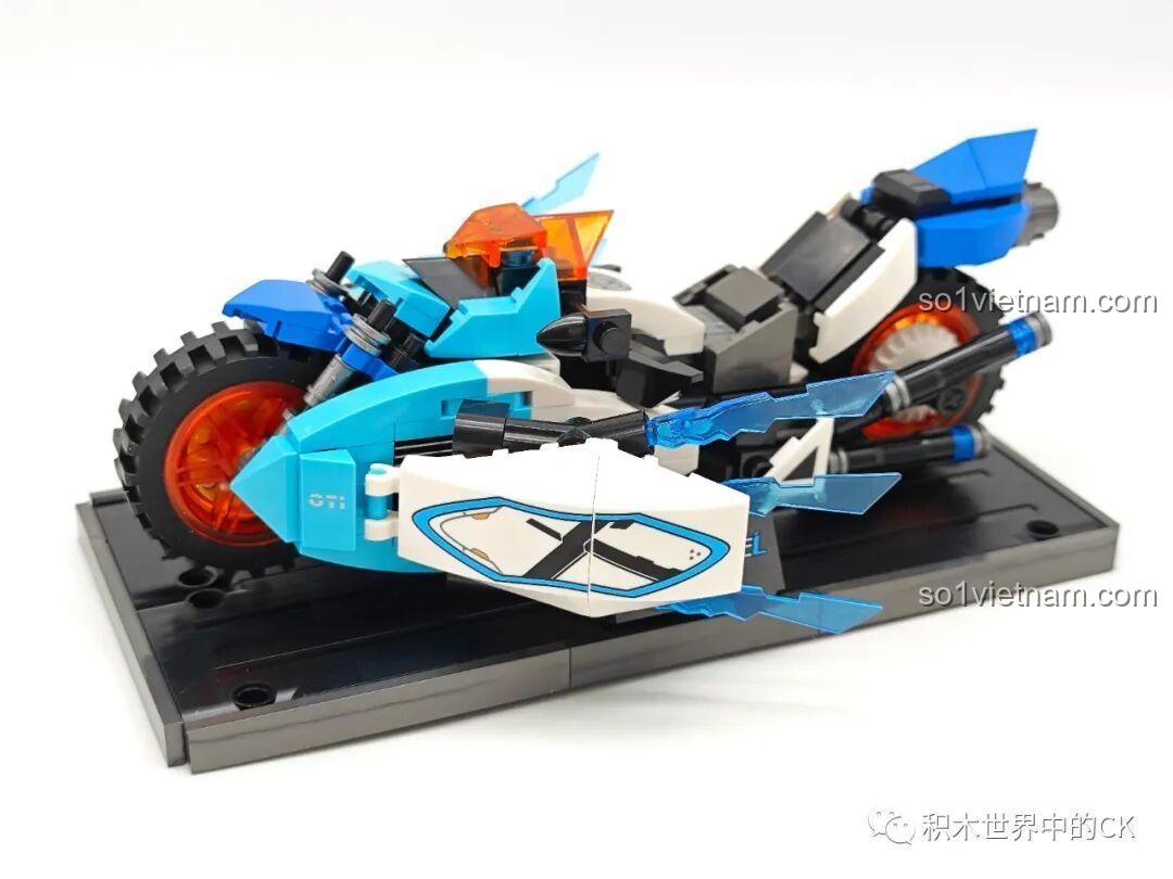 Mô hình xe máy tương lai Cyberangel JIESTAR 58052 được đặt trên đế trưng bày màu đen đi kèm trong bộ.