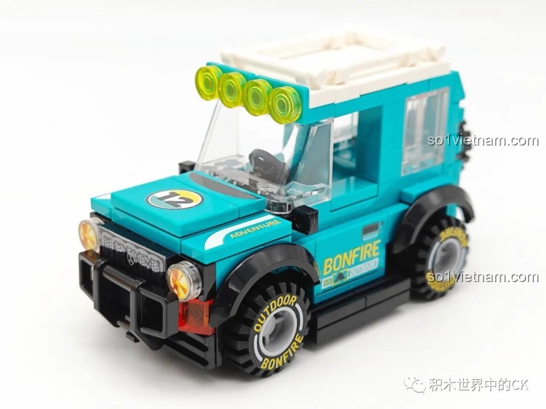 Mô hình xe địa hình dã ngoại màu xanh ngọc từ bộ lắp ráp Sembo 714509, thiết kế khỏe khoắn và chi tiết.